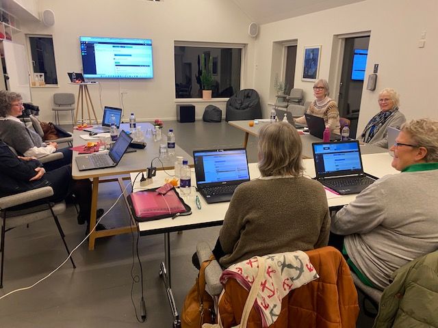 Undervisning i redigering af hjemmeside er i gang