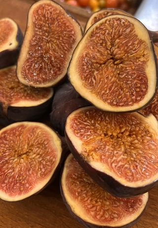 Focaccia med lyserød creme