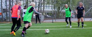 Flere kvinder med brystkræft har afsluttet deres fodboldtræning efter strålebehandling.