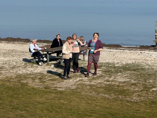 Medlemmer i forårssolen på årsmødet 2025